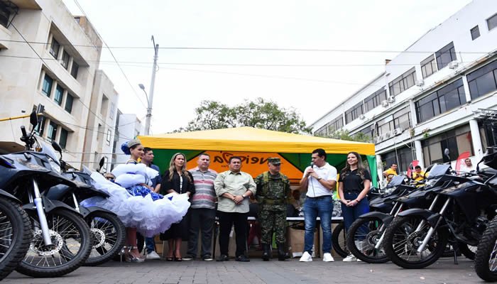 Alcalde Casagua refuerza el parque automotor del Ejército Nacional
