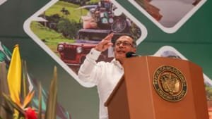 Todo anciano y anciana mayor de 80 años recibirá una pensión, anunció presidente Petro ante alcaldes y alcaldesas del país