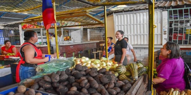 Mujeres comerciantes de Mercaneiva participaron de la brigada de servicios liderada por la Alcaldía