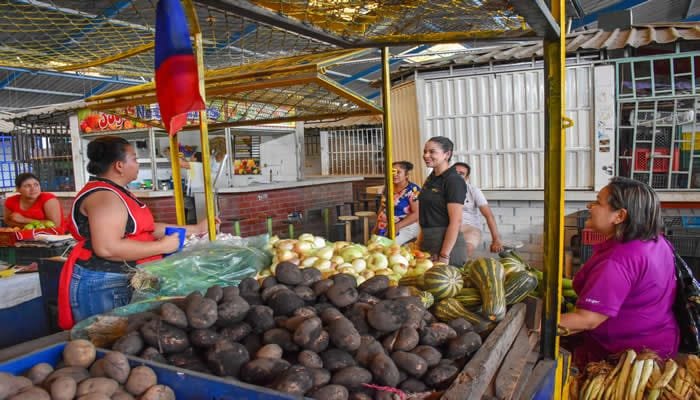 Mujeres comerciantes de Mercaneiva participaron de la brigada de servicios liderada por la Alcaldía