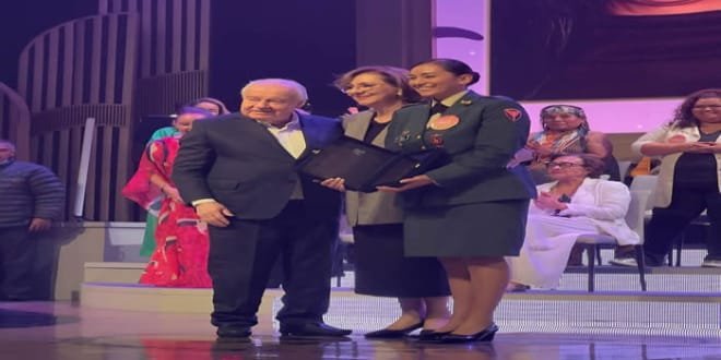 Oficial del Ejército Nacional recibió reconocimiento honorífico en el Premio Mujer Cafam