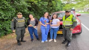 Policías de Tránsito entregaron rosas a las mujeres en su día