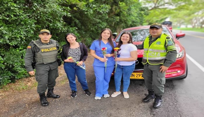 Policías de Tránsito entregaron rosas a las mujeres en su día