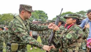 Recibieron las armas del Estado para defender a los huilenses