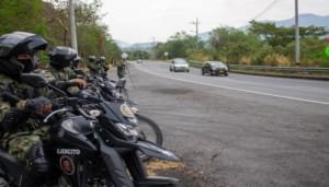 Viaje seguro, su Ejército está en la vía en el Centro del País