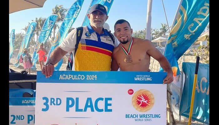 Julián Horta logró bronce en lucha playa