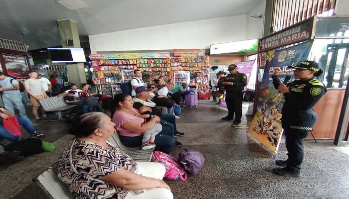 Policía de Neiva entregaron mensajes a viajeros en el Terminal de Transporte