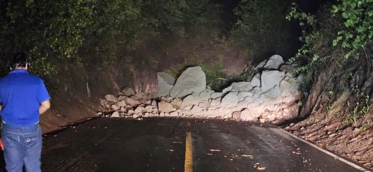 Derrumbe en carretera del centro del Huila