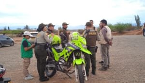 Sorprendidos universitarios extrayendo material paelontológico de La Tatacoa