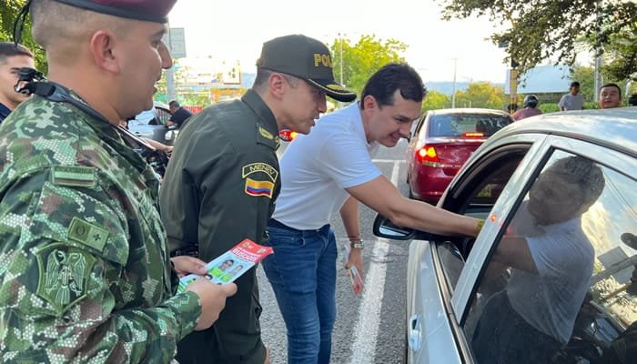 Policía y Alcaldía entregan volantes de los mas buscados