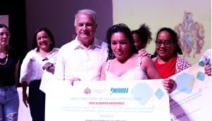 Entrega de cheques simbólicos a emprendimientos