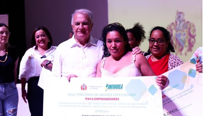 Entrega de cheques simbólicos a emprendimientos