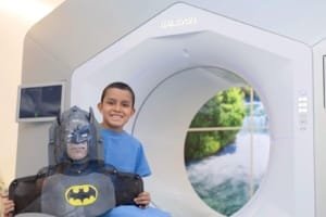 IMO diseña máscara de superhéroe para niño en tratamiento de radioterapia