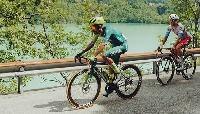 Daniel Martínez materializa podio en el Giro