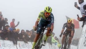 Daniel Martínez no pierde la pista en la general del Giro