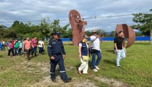 Autoridades recorrieron ruta de los desfiles