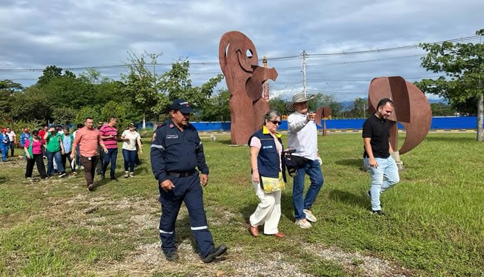 Autoridades recorrieron ruta de los desfiles