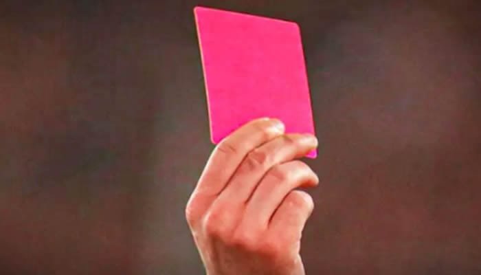 Se viene…la tarjeta rosa en el fútbol