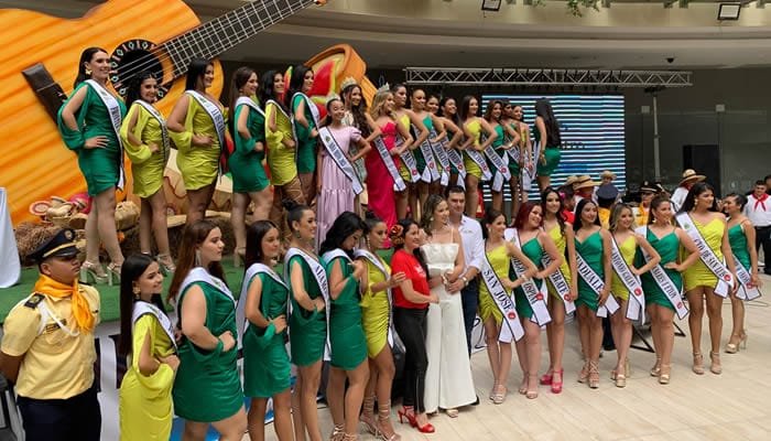 Imposición de bandas a las candidatas sampedrinas neivanas