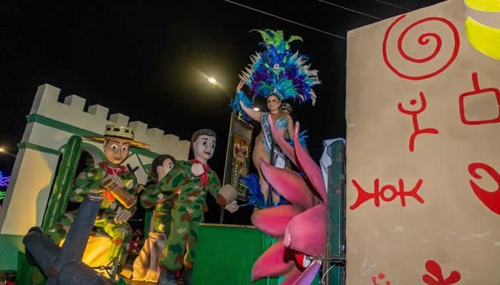 Neivanos disfrutaron del desfile nocturno