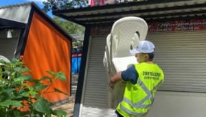 Sillas y latas de espuma decomisadas en el desfile popular