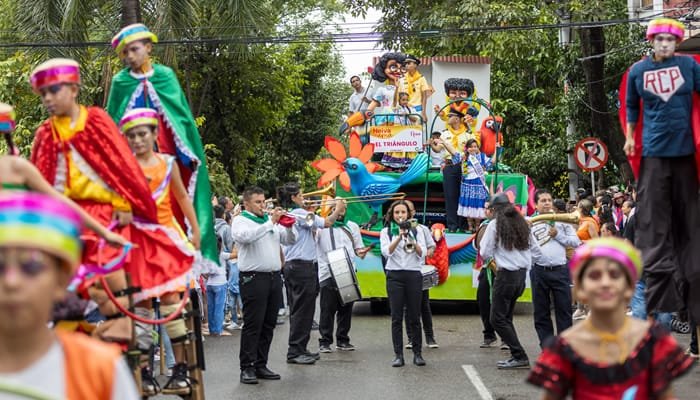 Cumplido desfile folclórico de Herederos de la Tradición