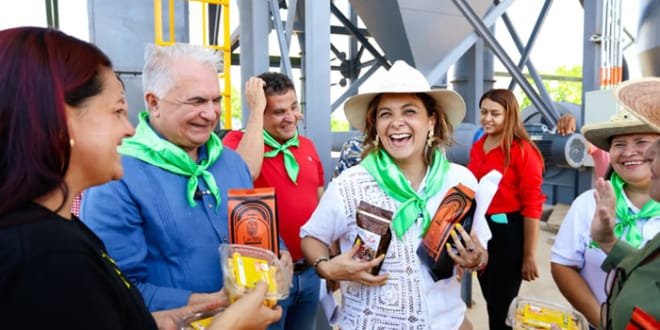 Ministra de Agricultura y su apoyo a la Gobernación