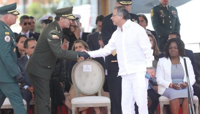Palo al Presidente por retraso en desfile del 20 de julio