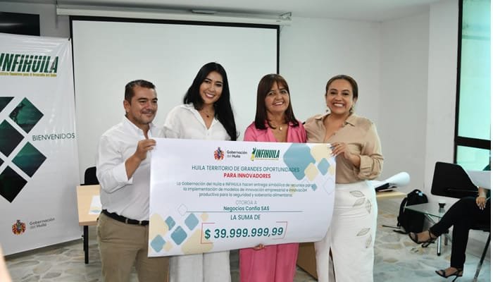 Entrega de recursos para emprendedores huilenses