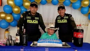 Policía celebró cumpleaños de centenario adulto mayor de Santa María