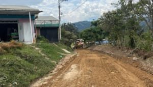 Avanza mantenimiento vial en Garzón