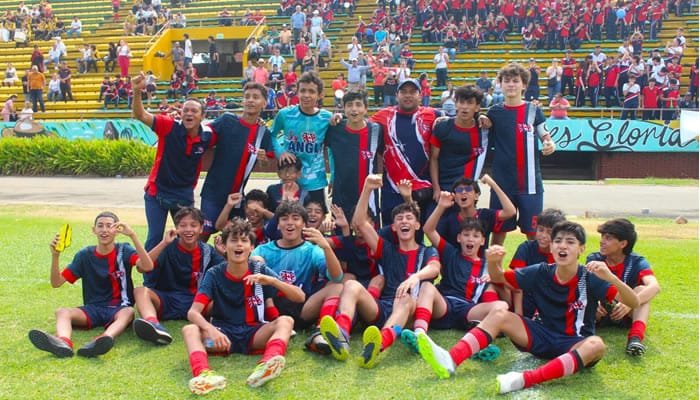 Neiva y sus campeones intercolegiados de fútbol