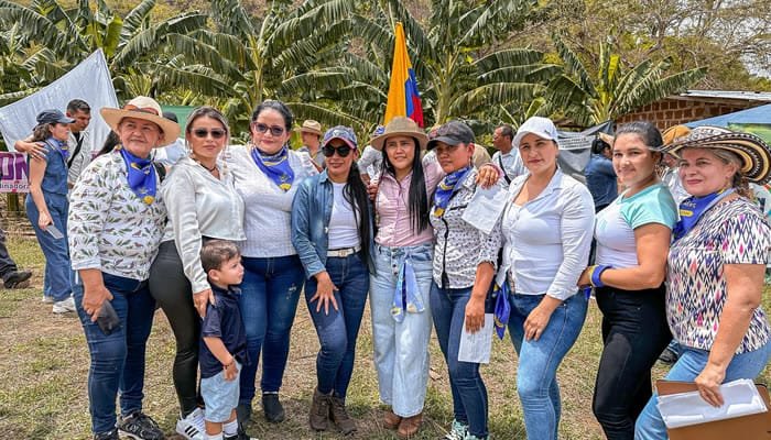 Mujeres beneficiadas con entrega de tierras en Baraya
