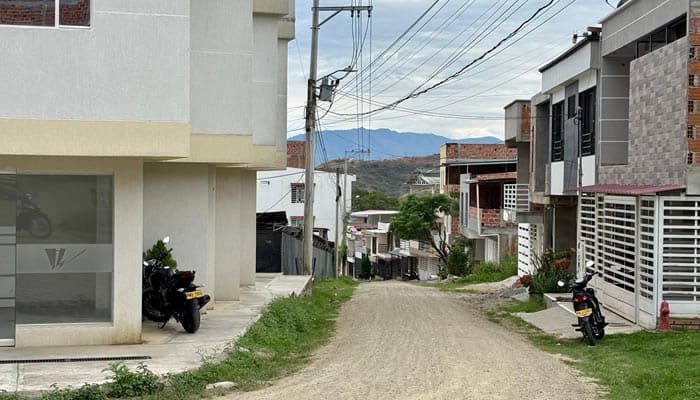 Comienzan obras de pavimentación en barrios de Garzón