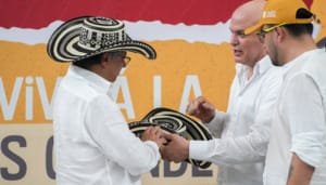 Presidente quiere retomar diálogos con paramilitares