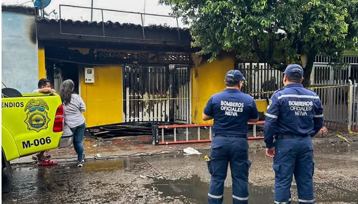Incendio destruyó fábrica de trajes típicos, autoridades investigan