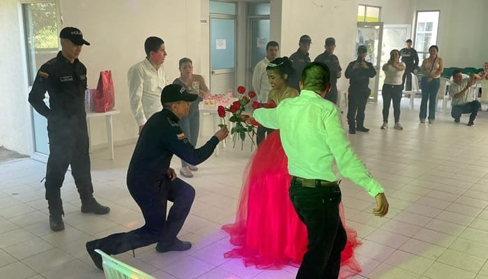 Adolescente celebra sus 15 años de la mano de la Policía