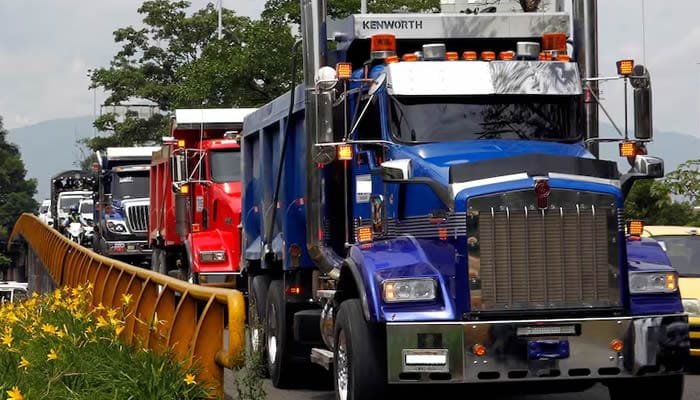 Camioneros inconformes con precio de combustibles