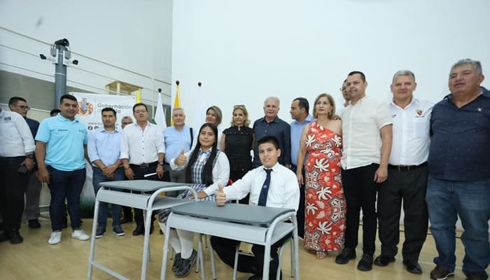 Gobernación entrega dotación en seguridad y educación en el centro del Huila