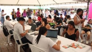 Jóvenes buscaron empleo en feria de empleabilidad