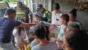 Policía y su apoyo a niños y adolescentes de la Comuna 10