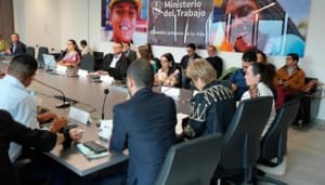 Avanza discusión del salario mínimo para 2025