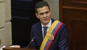Congresista a casa por cárcel