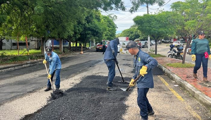 Mejorando la vía cerca a la Cruz Roja