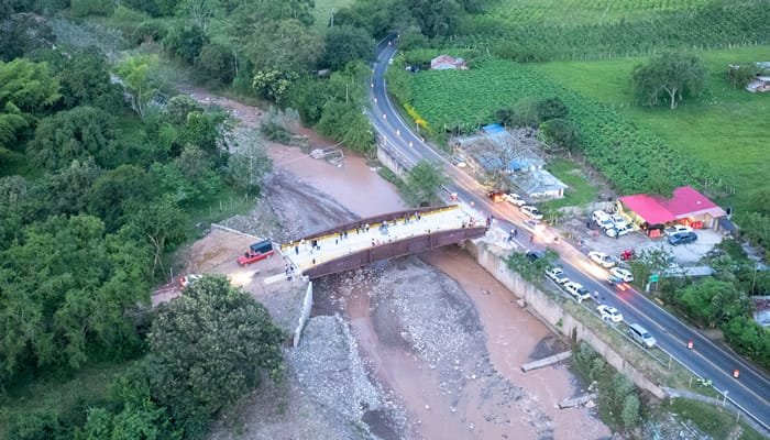 Entregado puente que conecta Timaná con Elías