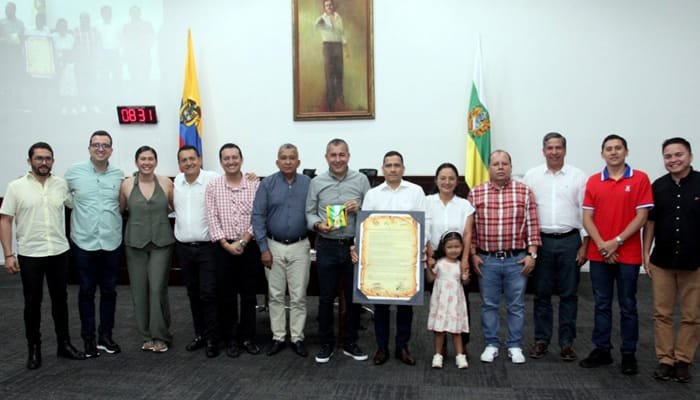 Asamblea condecoró al mejor maestro de Colombia