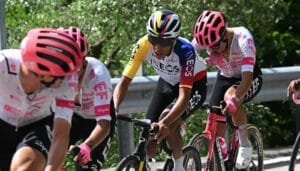 Egan Bernal, cerca de los cinco primeros en el Giro