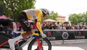 Egan Bernal, afectado por caída en etapa del Giro