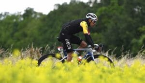 Egan Bernal conserva top 10 en Italia