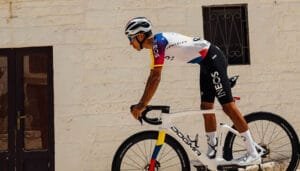 Buena etapa de Egan Bernal en Italia